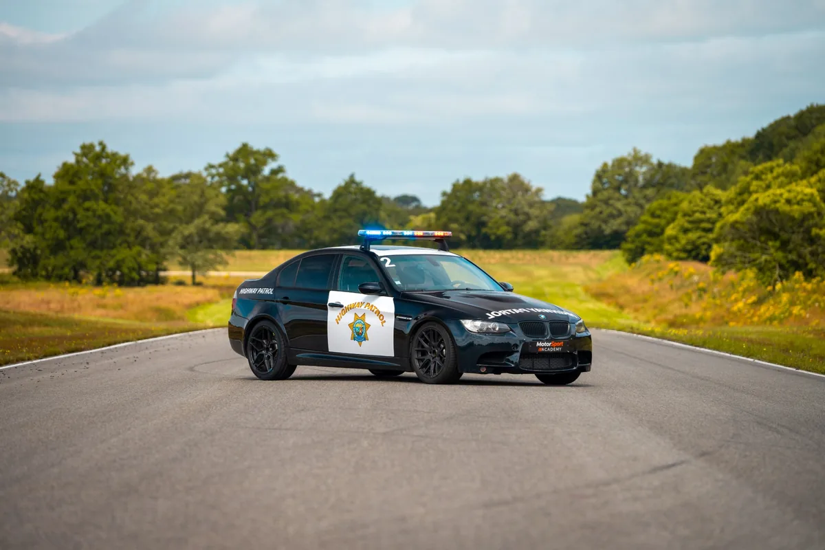 La BMW M3 du baptême, aux couleurs Highway Patrol, à l’arrêt sur la piste