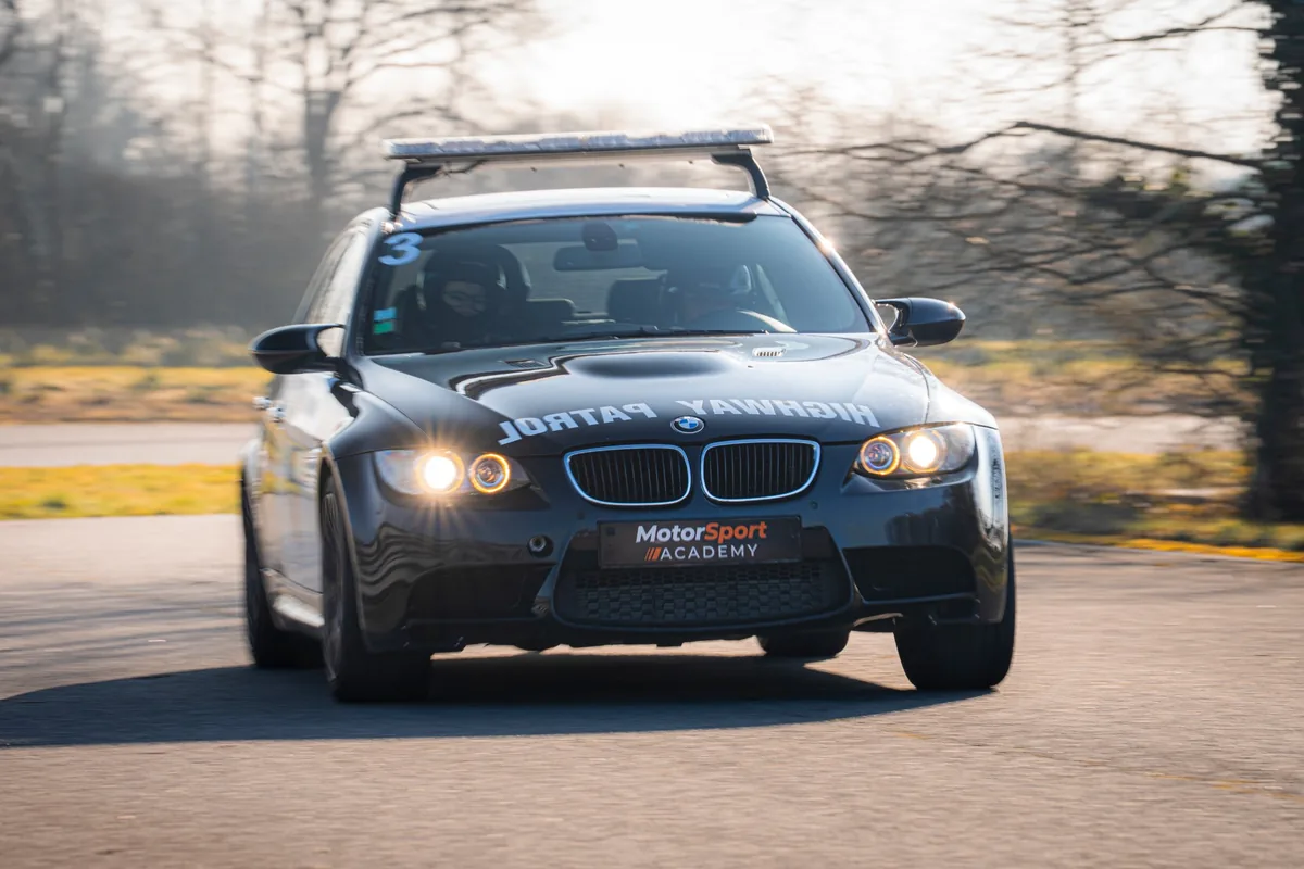 La BMW M3 de face, en pleine vitesse, phares allumés