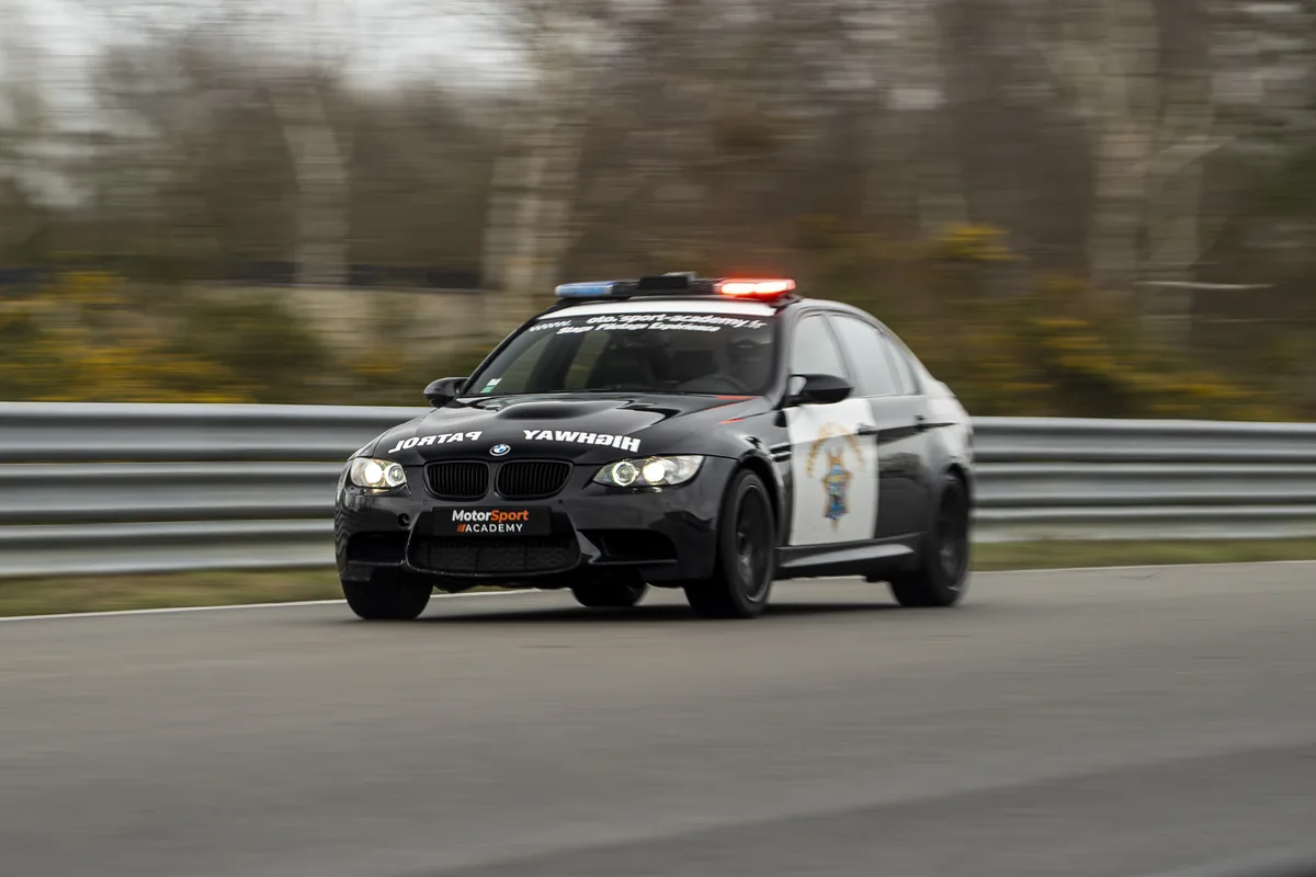 La BMW M3 en ligne droite sur circuit