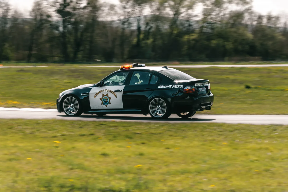 La BMW M3, de profil, en pleine vitesse sur le circuit d’Issoire