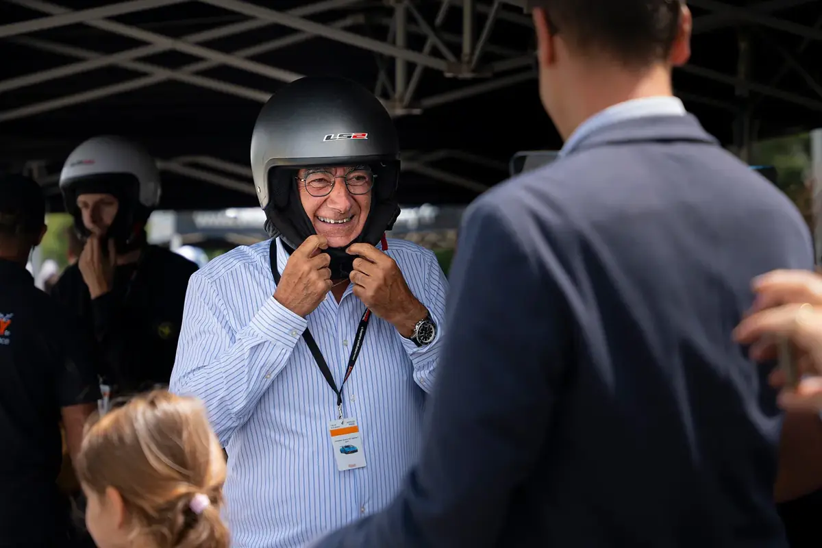 Le briefing avant le départ, casque à la main