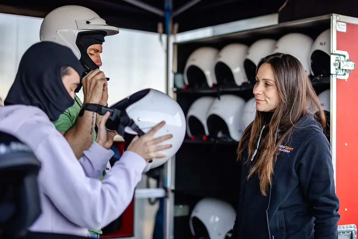 L’essayage des casques, sous la tente d’équipement
