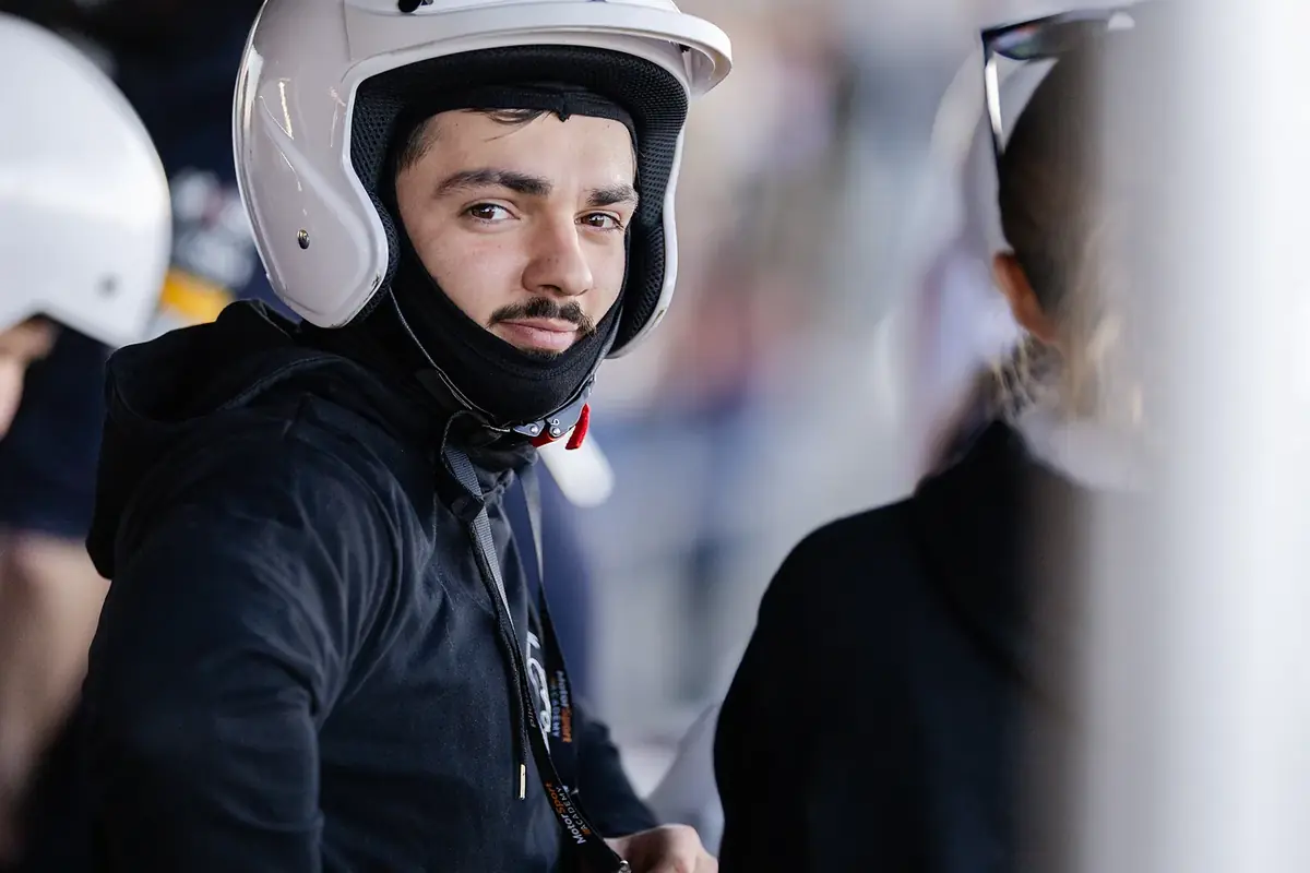 Un participant casqué, juste avant son tour