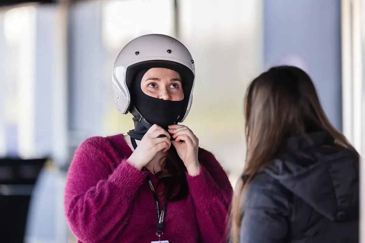 Une participante ajuste son casque en riant avec son accompagnatrice