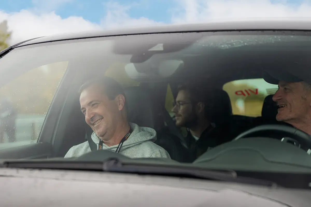Deux participants dans la voiture, sourire aux lèvres avant le tour