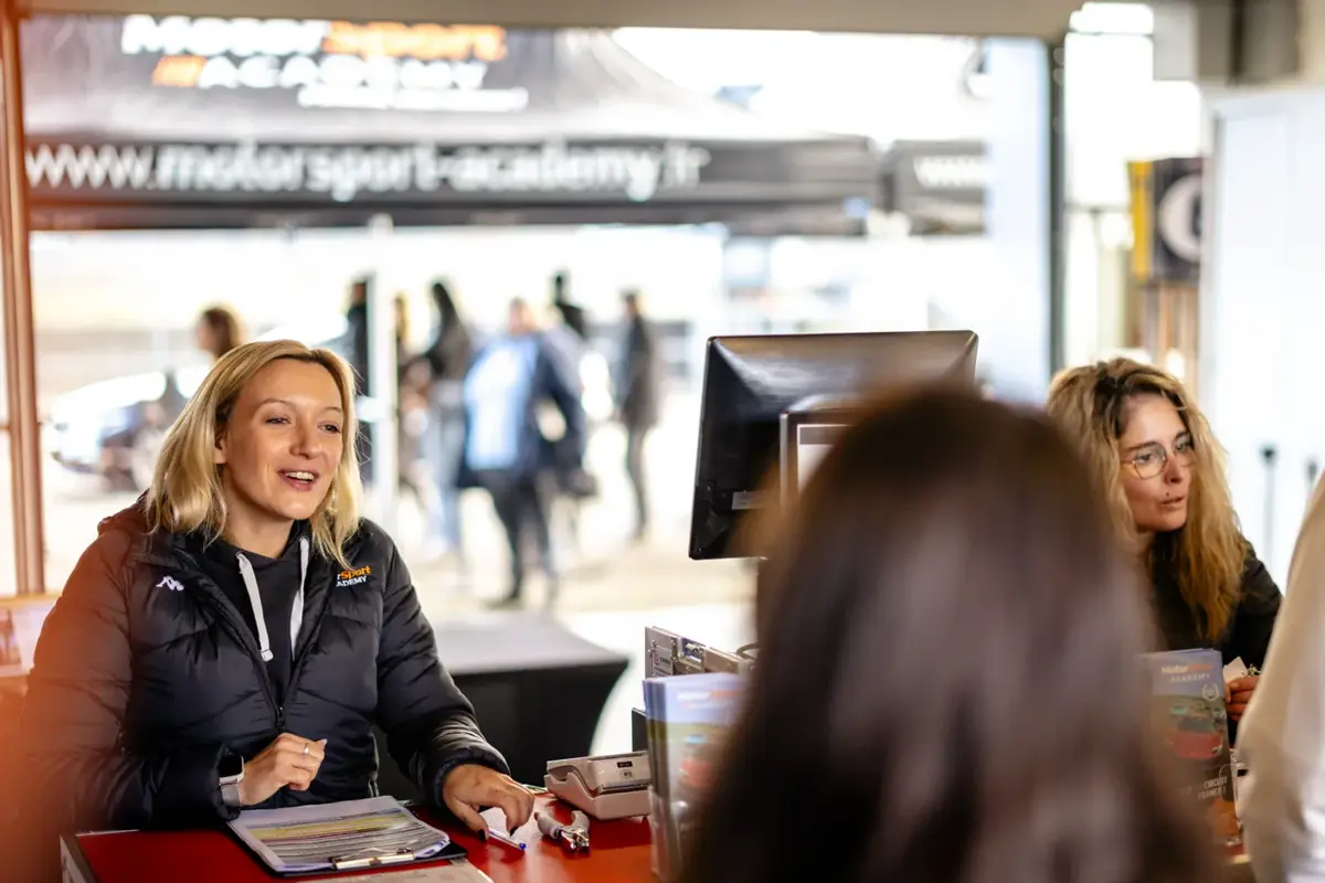 L’accueil au comptoir, avant le départ en piste