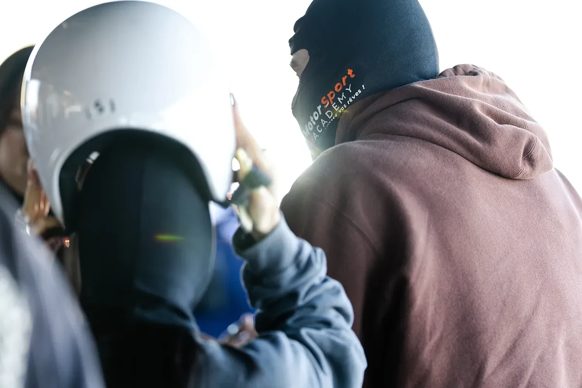 On enfile la cagoule et le casque avant de monter en voiture