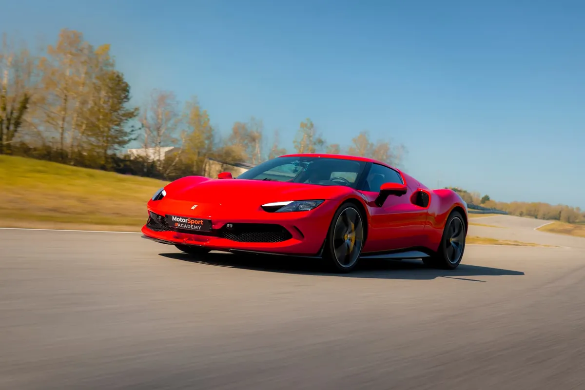 Voitures de sport sur circuit, aux couleurs de Motorsport Academy