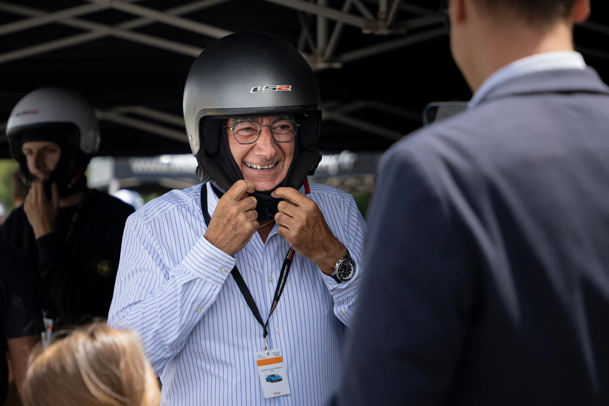 Un client ajuste son casque avant le briefing