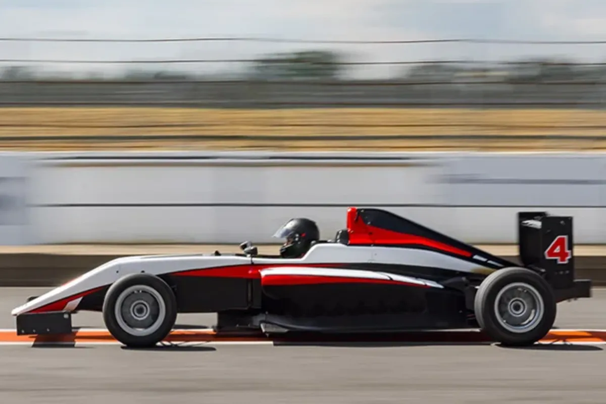 Formule 4 Tatuus T014 lancée sur circuit