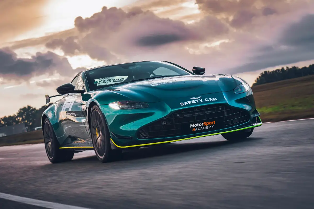 Aston Martin Vantage F1 Edition sur circuit