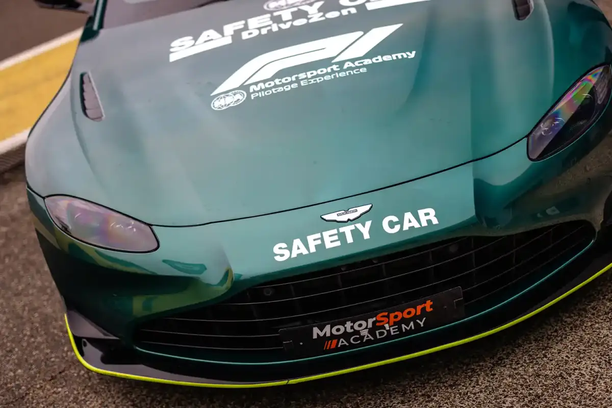 Aston Martin Vantage F1 Edition sur circuit