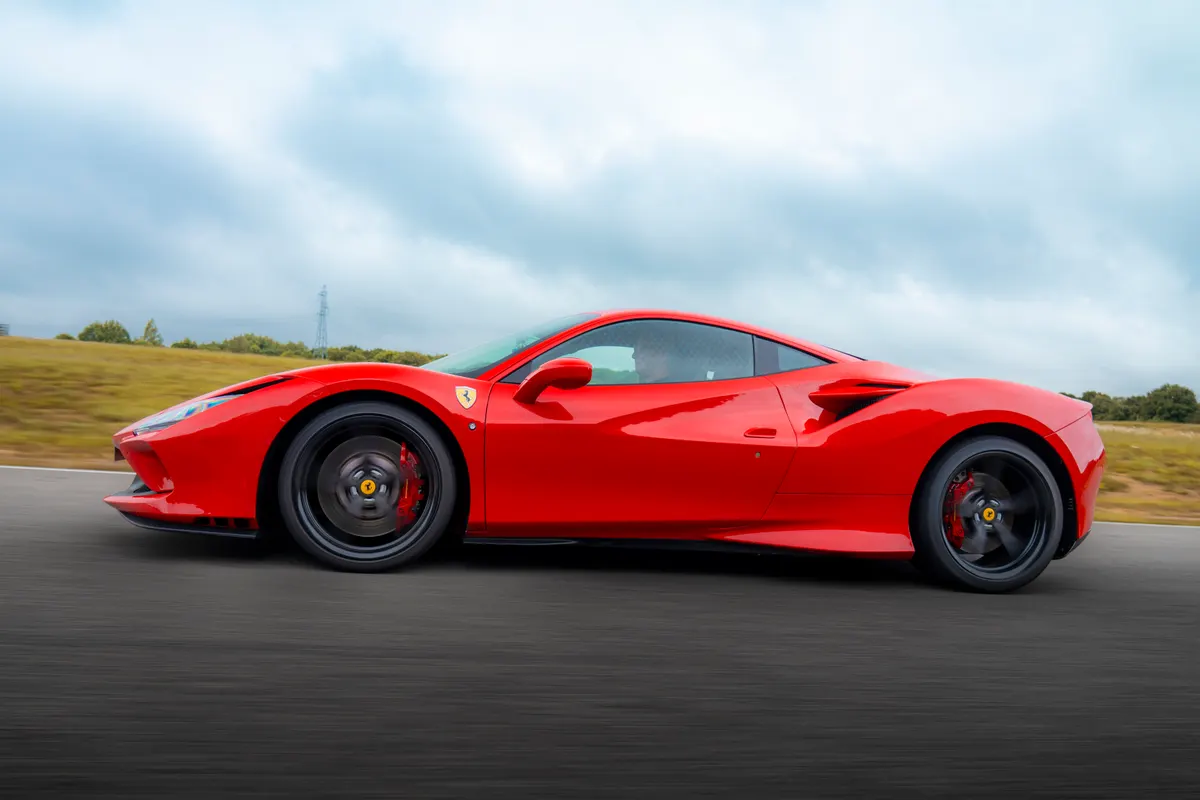 Ferrari F8 Tributo sur circuit