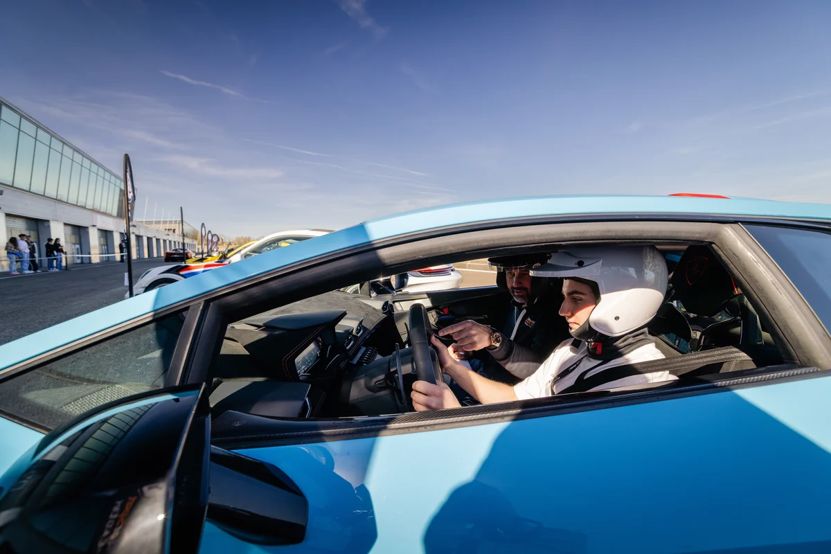 Un client de Motorsport Academy et la Lamborghini Huracán STO
