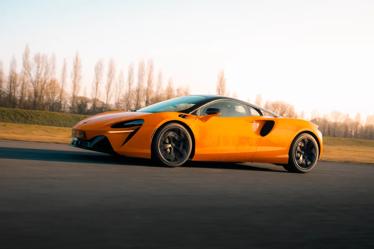 McLaren Artura sur circuit