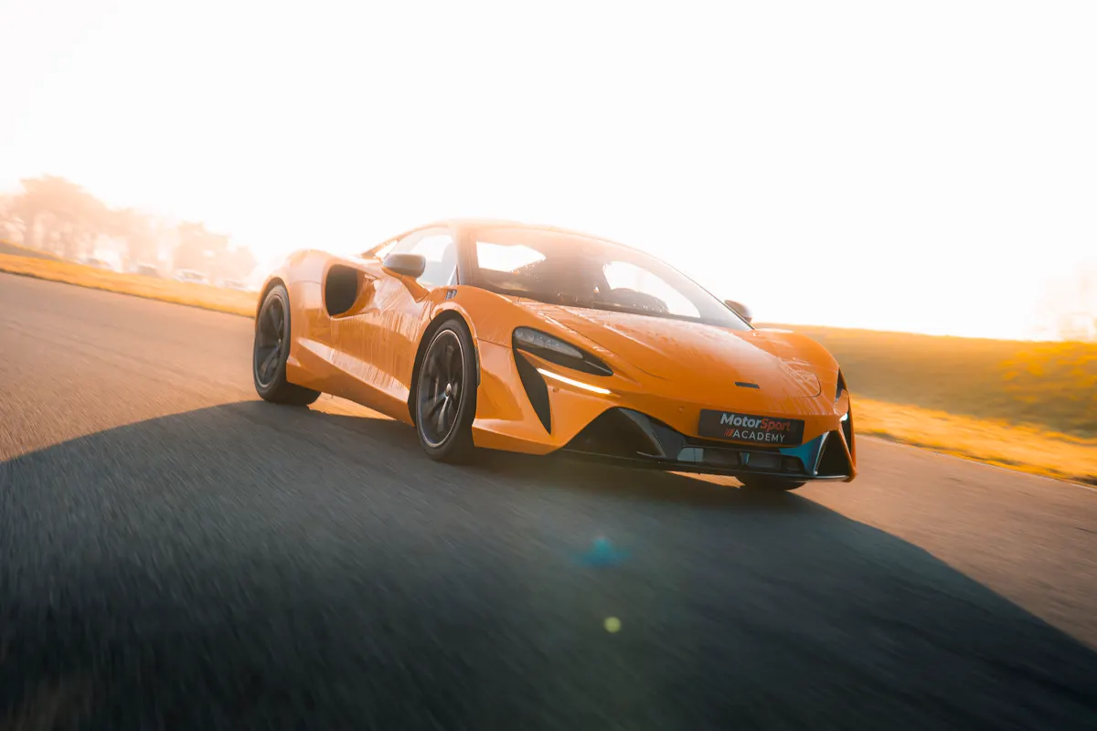 McLaren Artura sur circuit