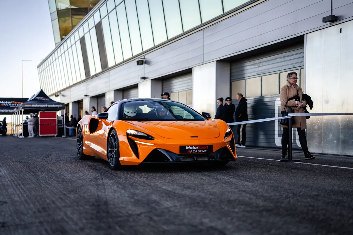 Un client de Motorsport Academy et la McLaren Artura