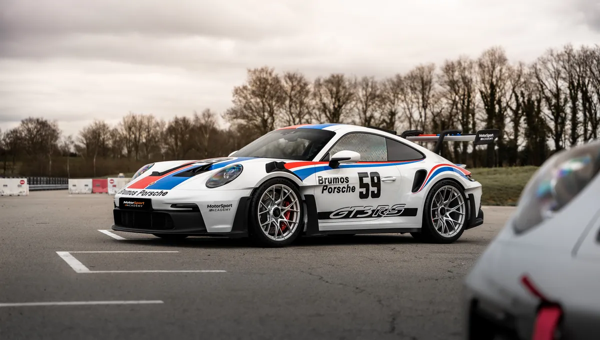 Porsche 992 GT3 RS sur circuit