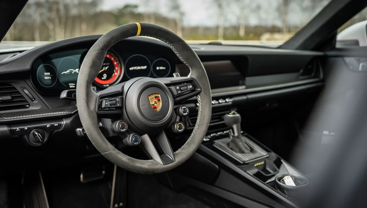 Porsche 992 GT3 RS sur circuit