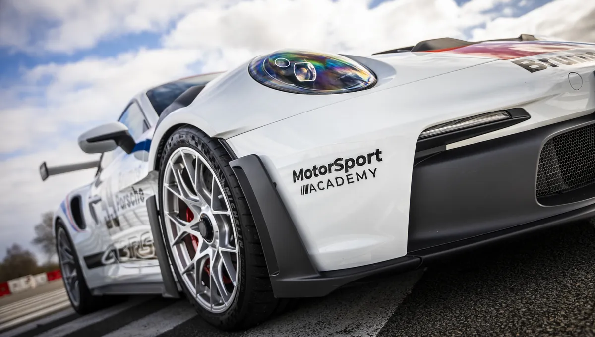 Porsche 992 GT3 RS sur circuit