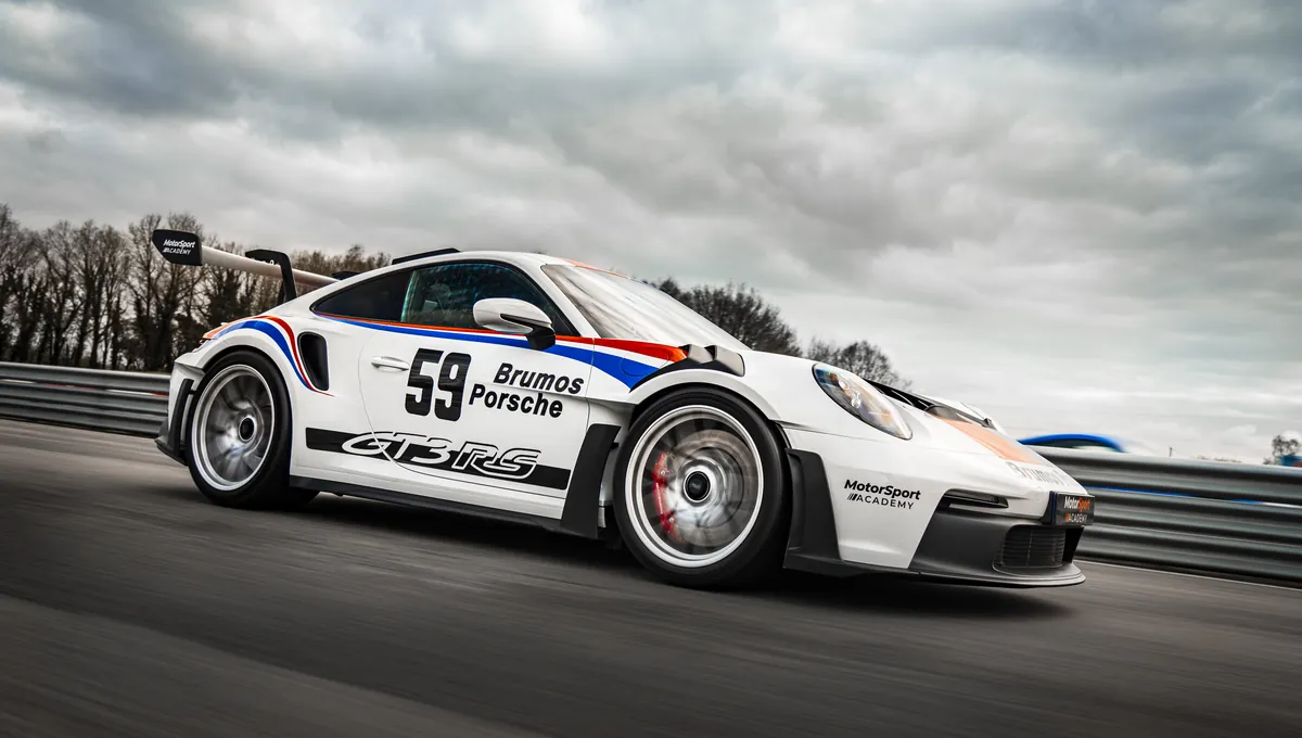 Porsche 992 GT3 RS sur circuit
