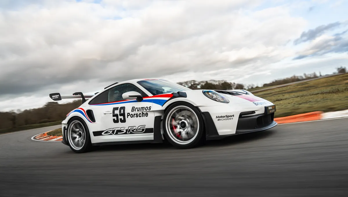 Porsche 992 GT3 RS sur circuit