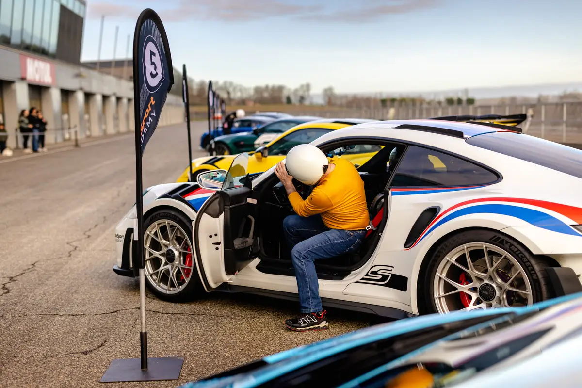 Un client de Motorsport Academy et la Porsche 992 GT3 RS