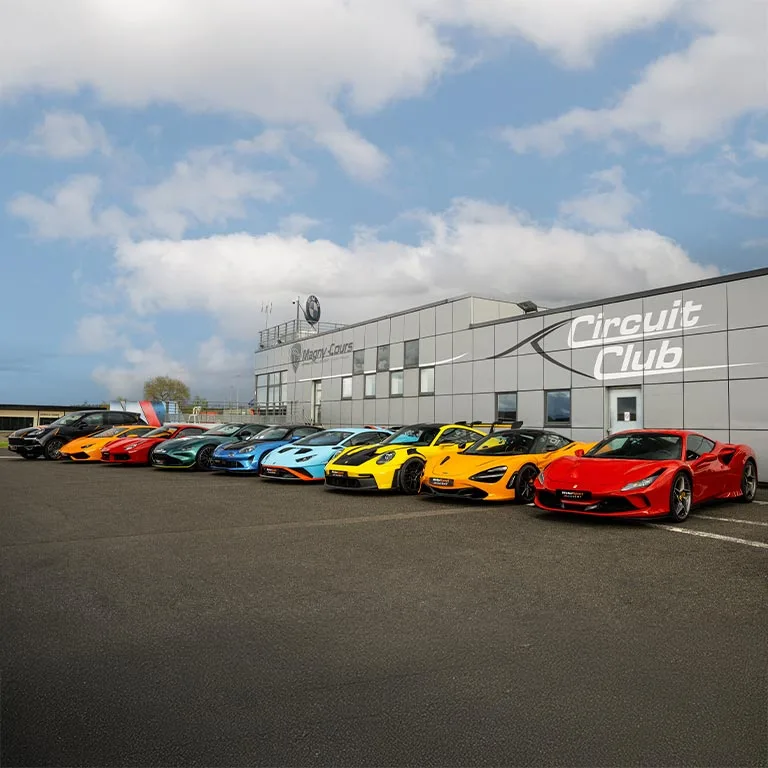 Voitures Motorsport Academy dans les stands du circuit Magny Cours